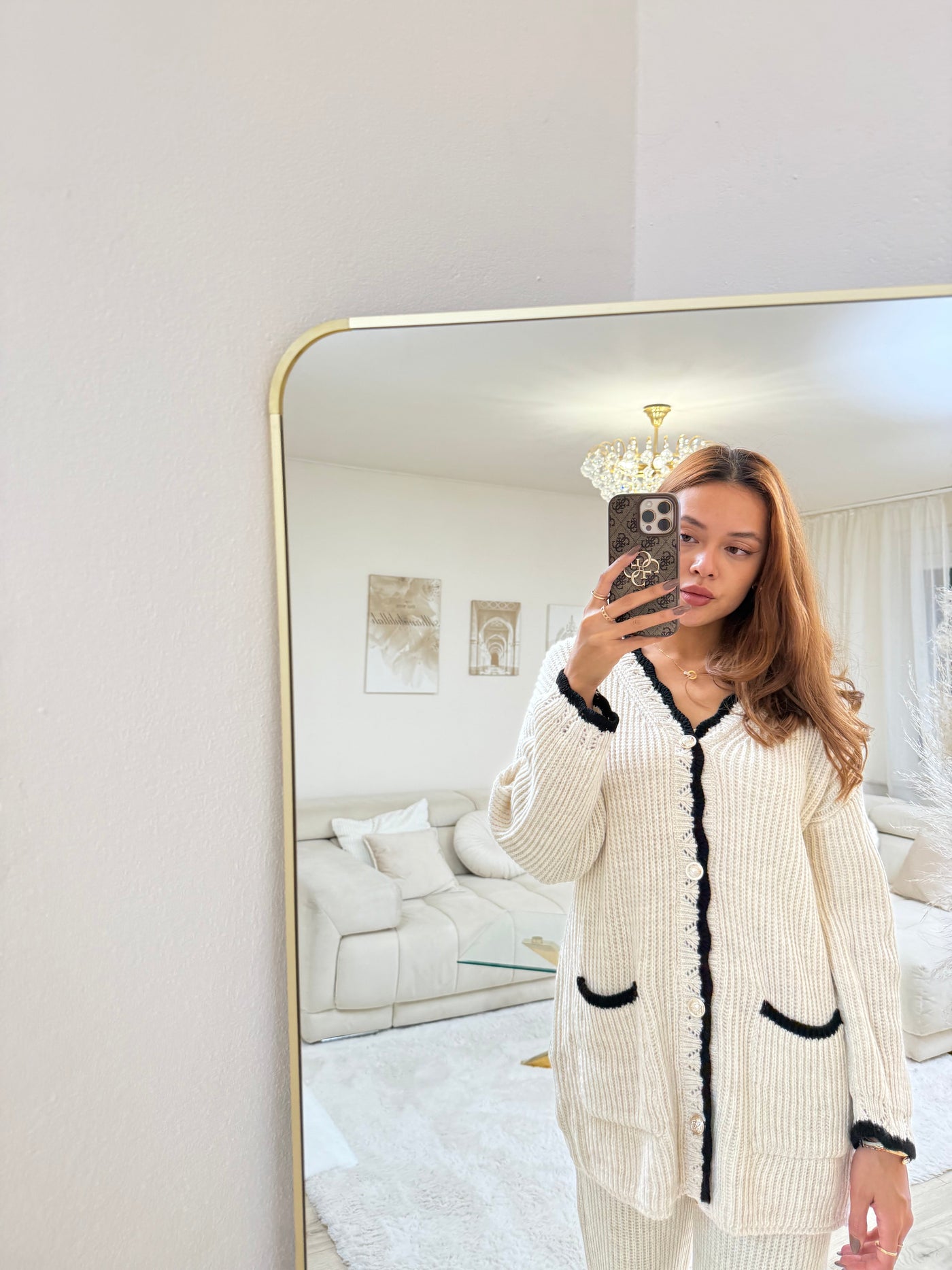 Strick-Set mit goldenen Knöpfen