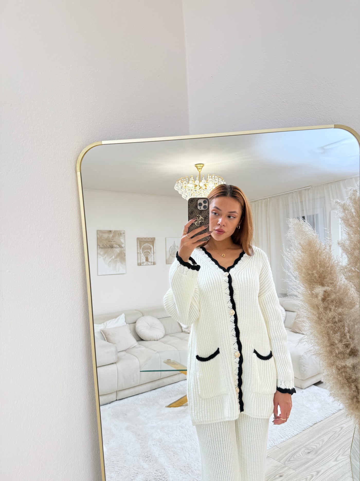 Strick-Set mit goldenen Knöpfen