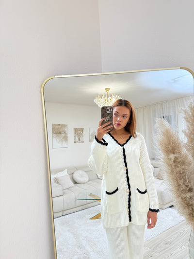 Strick-Set mit goldenen Knöpfen