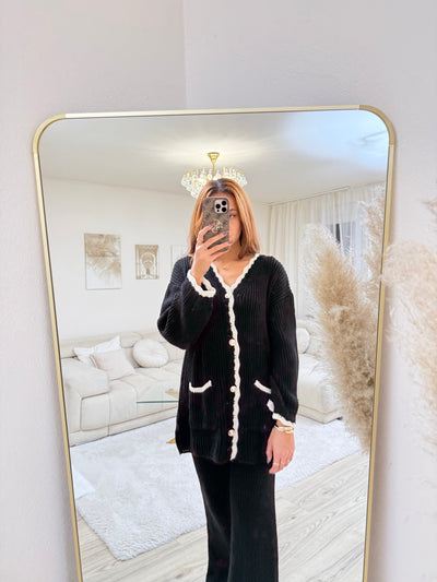 Strick-Set mit goldenen Knöpfen