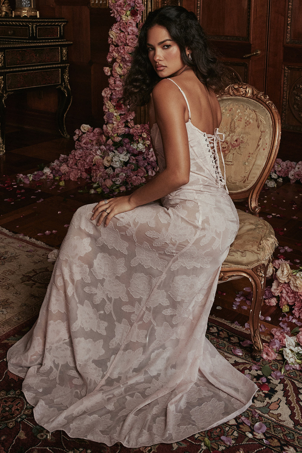 Elegantes Maxikleid mit 3D-Rosen & Rückenausschnitt