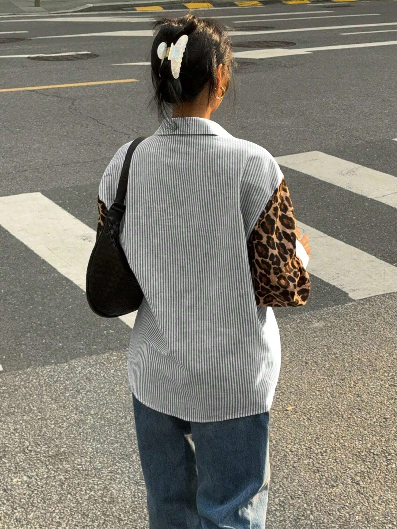 Gestreifte Damenbluse mit Leo-Details – Auffällig, Lässig & Streetstyle-ready