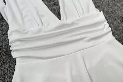 Minikleid mit Halterneck und Skater-Schnitt – Figurbetont & Feminin