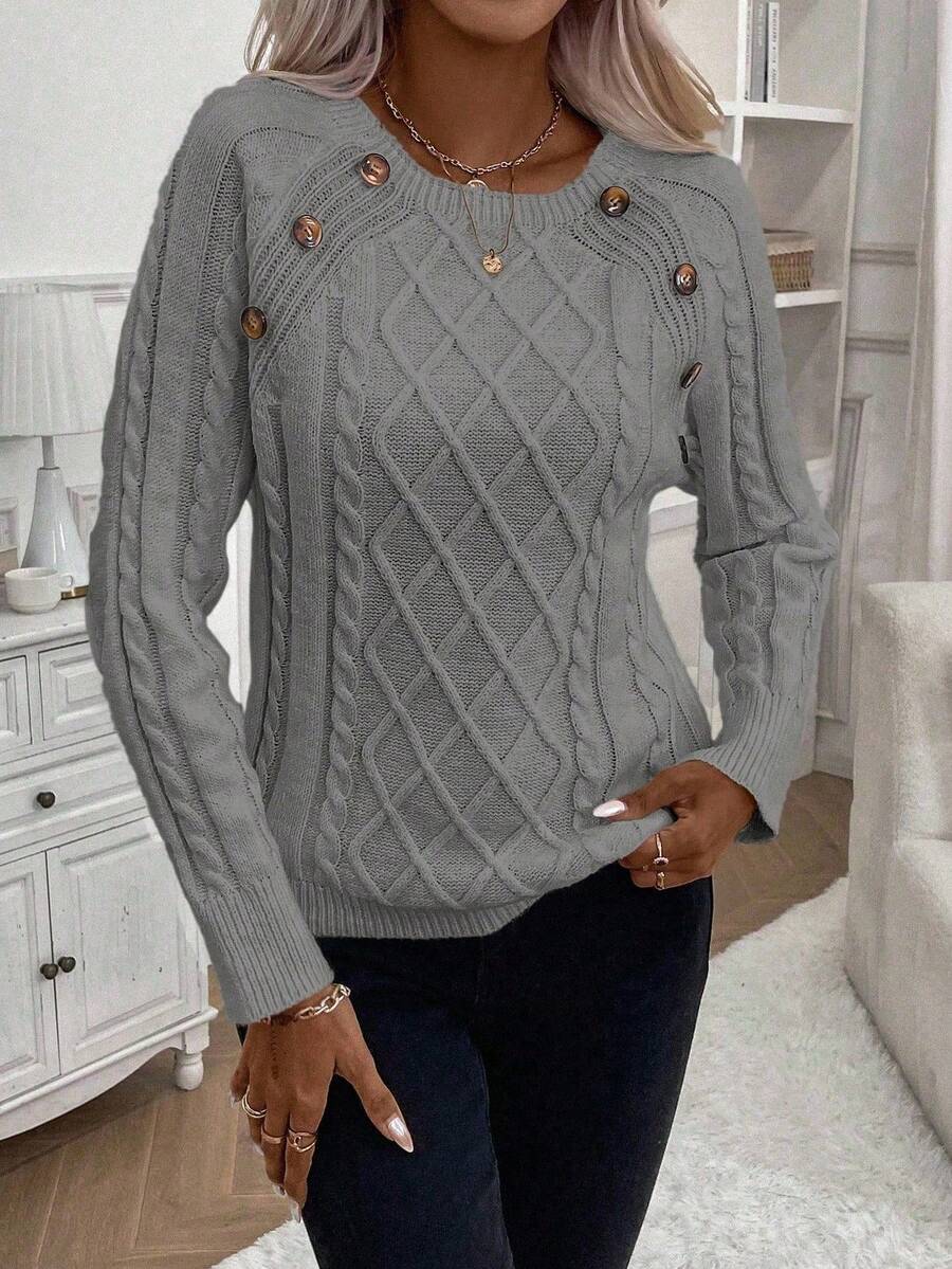 Clara – Pullover mit Knopfdetails und Zopfmuster