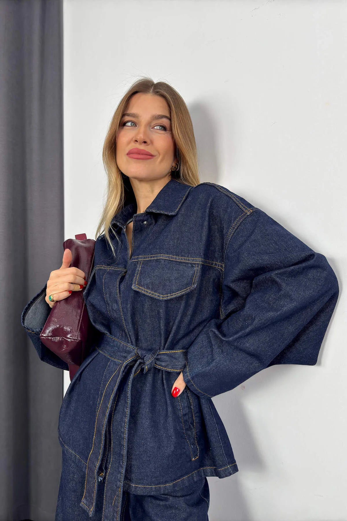 Damen-Denim-Set – Elegante Taillierte Jeansjacke mit Gürtel & Weite High-Waist Hose