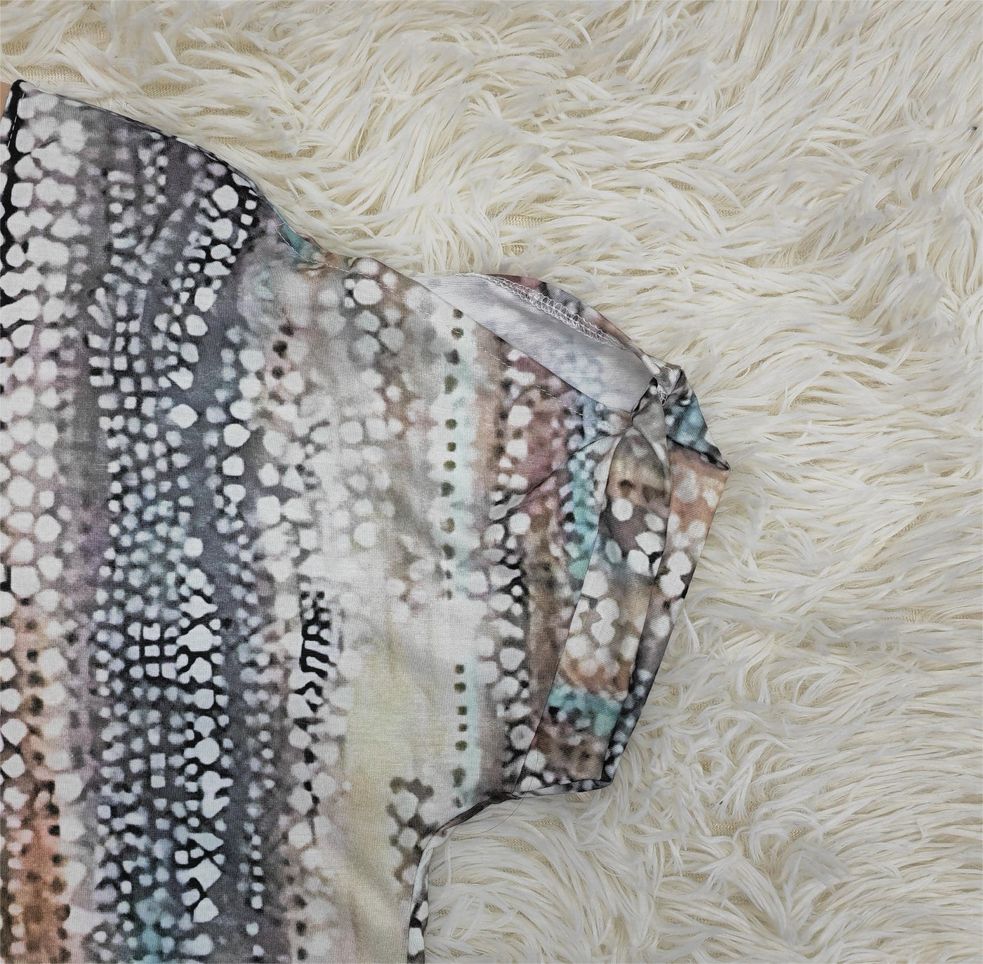 Modisches Kurzarmtop mit Retro-V-Ausschnitt für Damen –  Anna