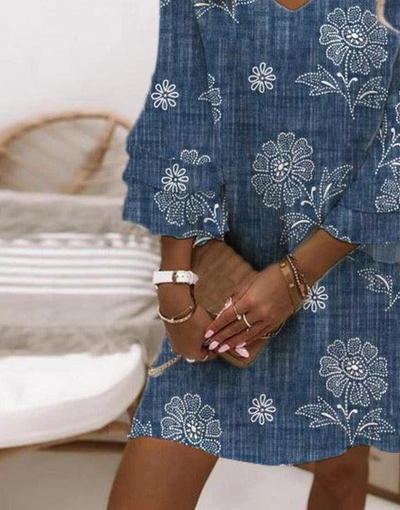 Blaues Minikleid mit floralem Muster und 3/4 Ärmeln