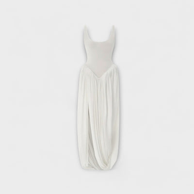 Drapiertes Maxikleid mit skulpturalem Rock und seitlichem Schlitz