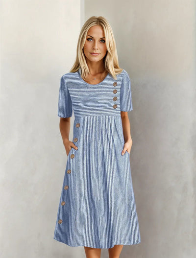 Blau gestreiftes Midikleid mit kurzen Ärmeln