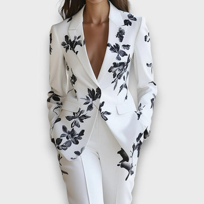 Meliora – Weißer Hosenanzug mit floralen Details