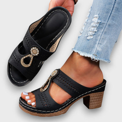 Elvanna – Elegante Sommerschuhe mit Schmuckdetail