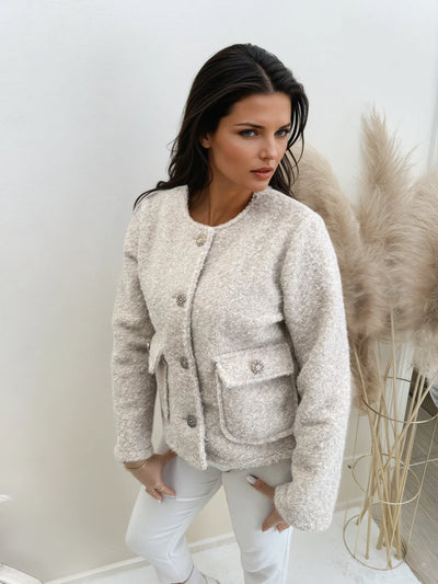 Kurze Jacke mit goldenen Knöpfen