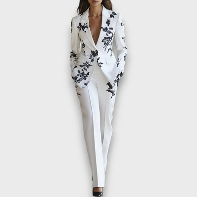 Meliora – Weißer Hosenanzug mit floralen Details