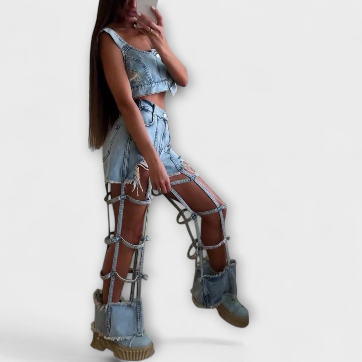 Gaia - Schickes hellblaues Denim-Crop-Top mit Trägerdetails und zerrissenen Shorts Set