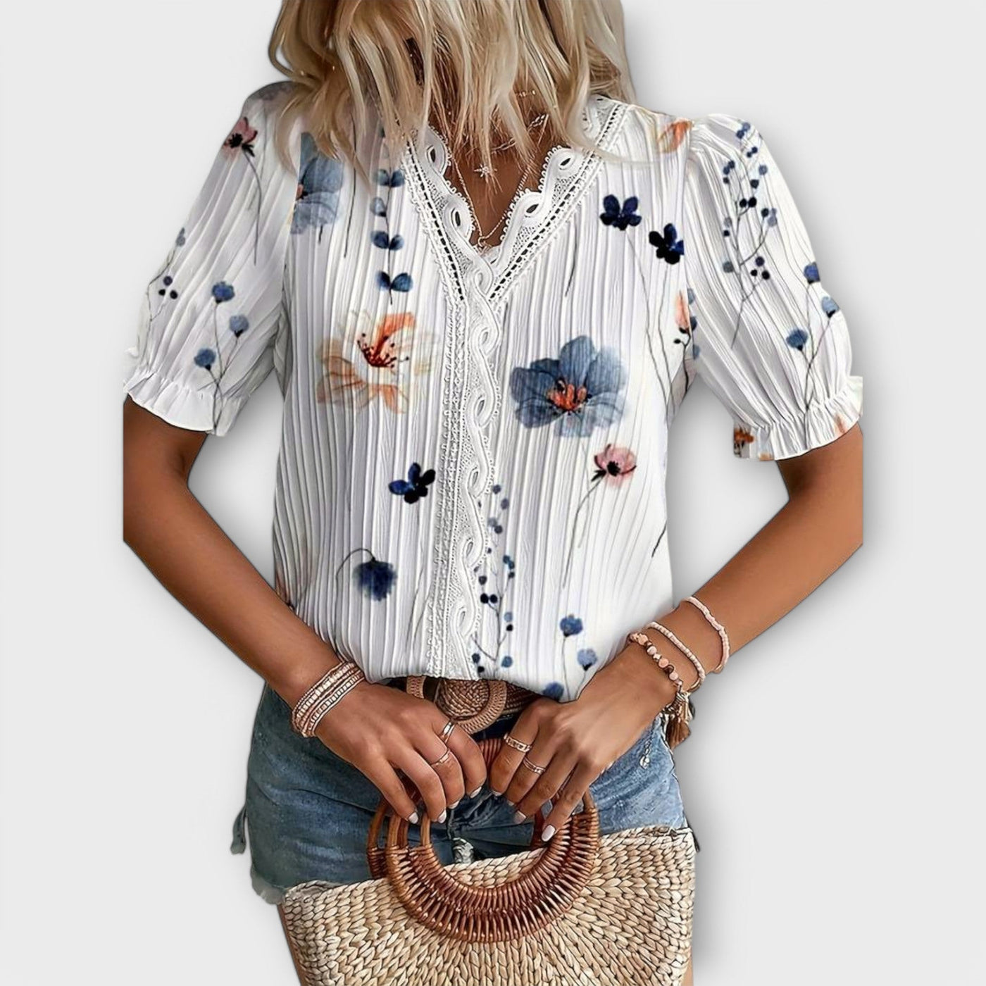 Elegante Damenbluse Aelyra mit V-Ausschnitt – Leichtes, Atmungsaktives Material für Frühling und Sommer