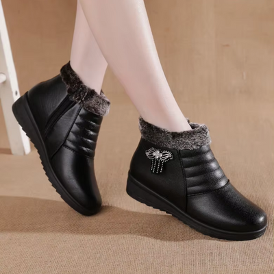 Nordvia - Damen Winterstiefel mit Fellkragen und dekorativem Design