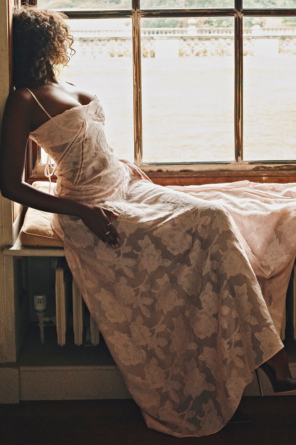 Elegantes Maxikleid mit 3D-Rosen & Rückenausschnitt