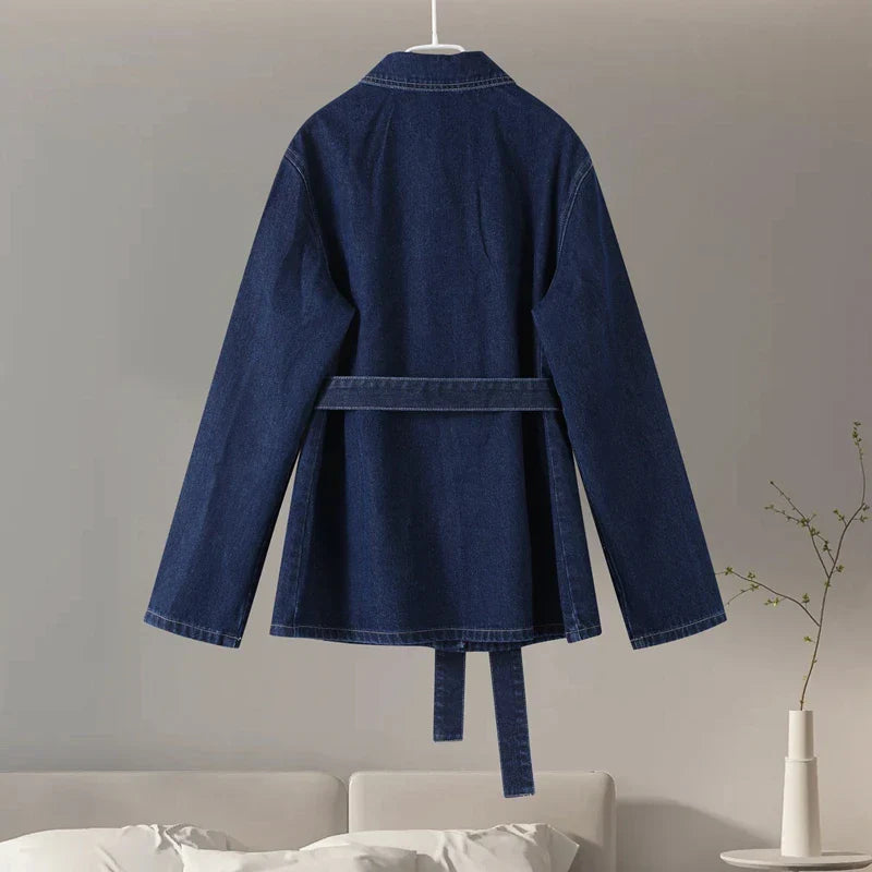 Elegante Damen Jeans-Kombination mit weitem Bein und langer Jacke