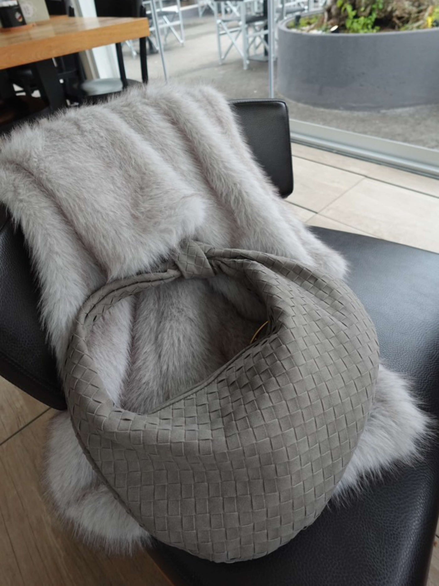 Celeste Knotted Braided Medium Suede Bag - Elegante, Vegane Leder-Handtasche mit Raffiniertem Design