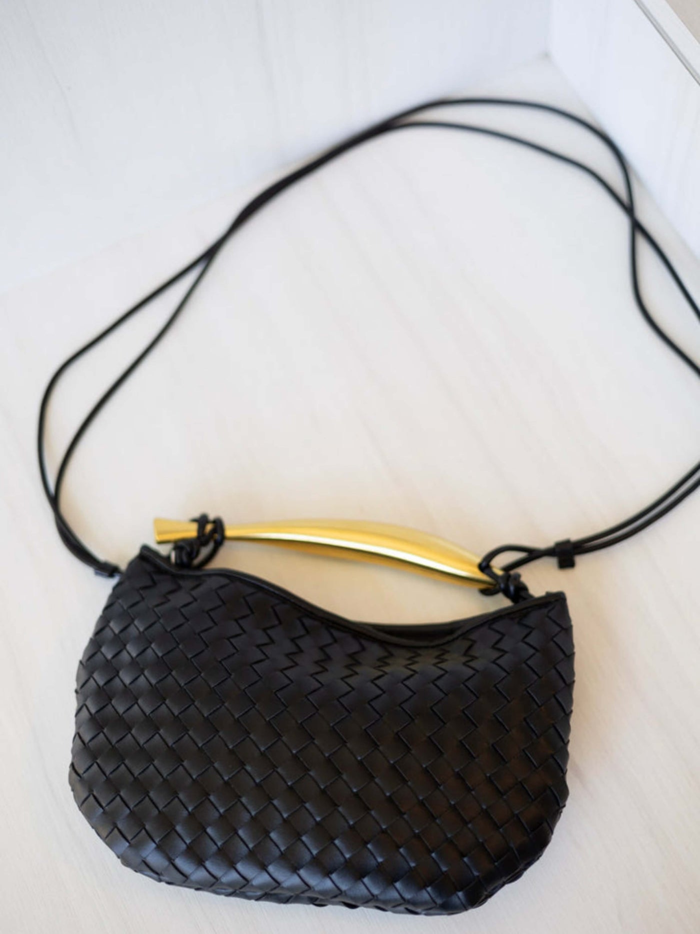 Bianca Luxe Strukturierte Woven Tasche Mit Goldfarbenem Griff Und Schulterriemen