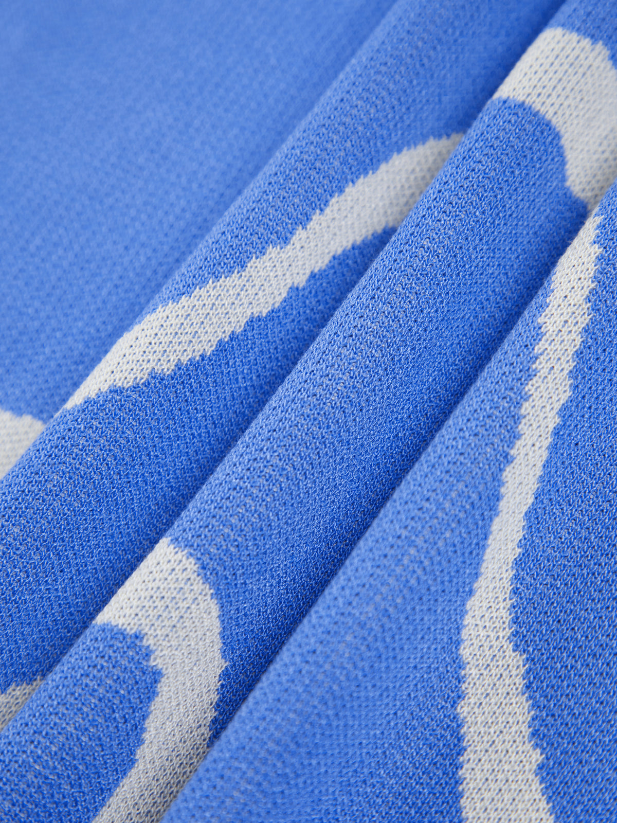 Maisie | Figurschmeichelndes Midikleid mit abstraktem Muster und zarten Spaghettiträgern