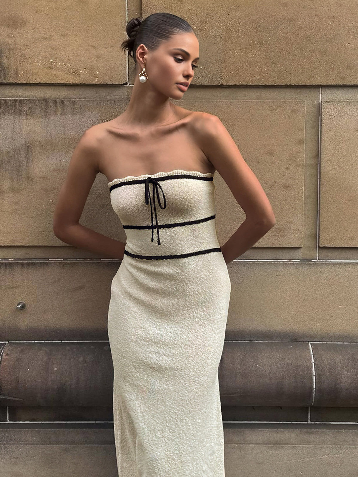 Amelie | Schulterfreies Bouclé-Kleid in Crème mit Kontrastpaspeln