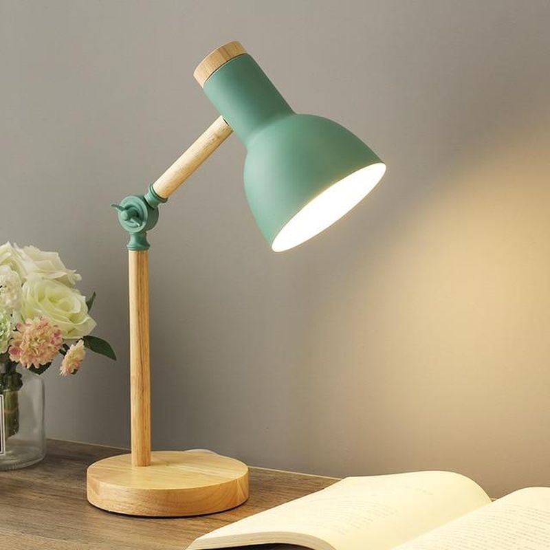 Skandinavische Tischlampe – Minimalistisches Design mit Holzdetails