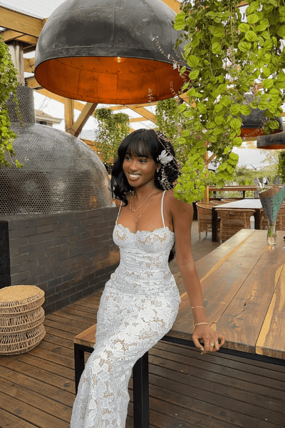 Elegantes Spitzen-Maxikleid – Fließende Abendrobe mit luxuriöser Spitze