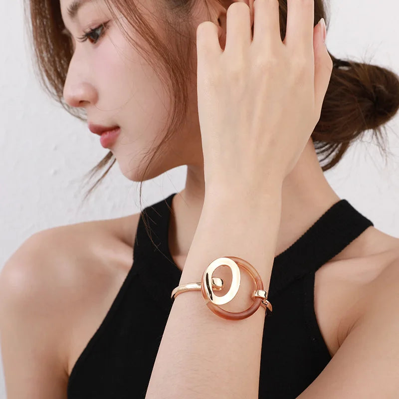 Elegantes Golden Damen Armreif mit Haken-Verschluss