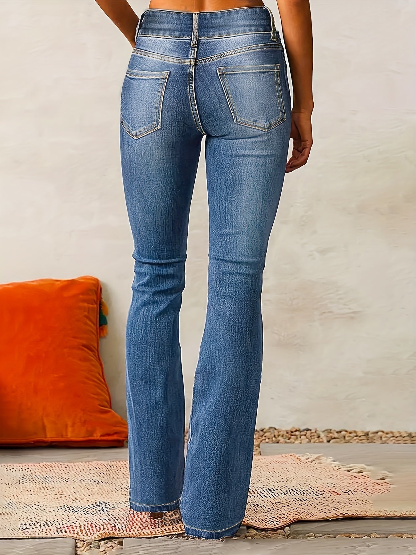 Hoch taillierte Flared Jeans mit Retro-Charme