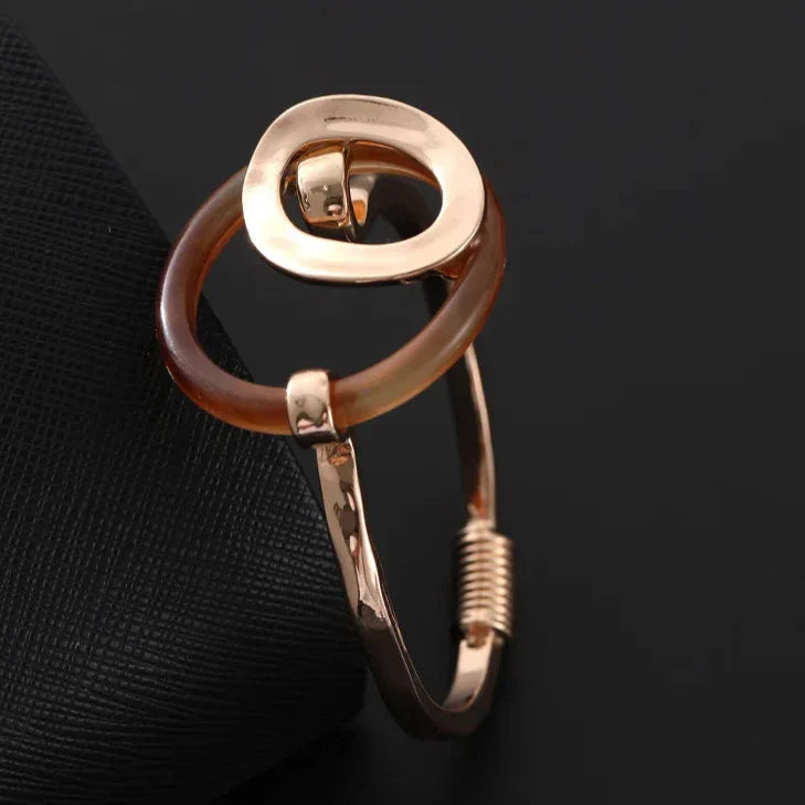 Elegantes Golden Damen Armreif mit Haken-Verschluss