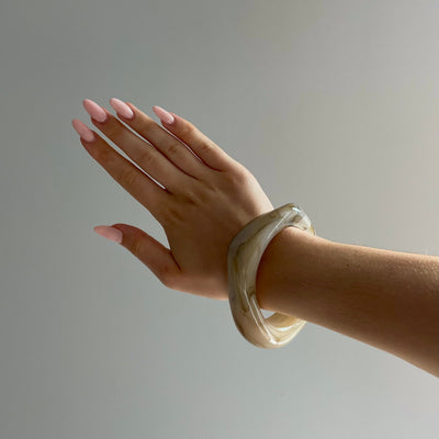 Elegantes Beige Armreif – Stilvolles Accessoire für jeden Anlass