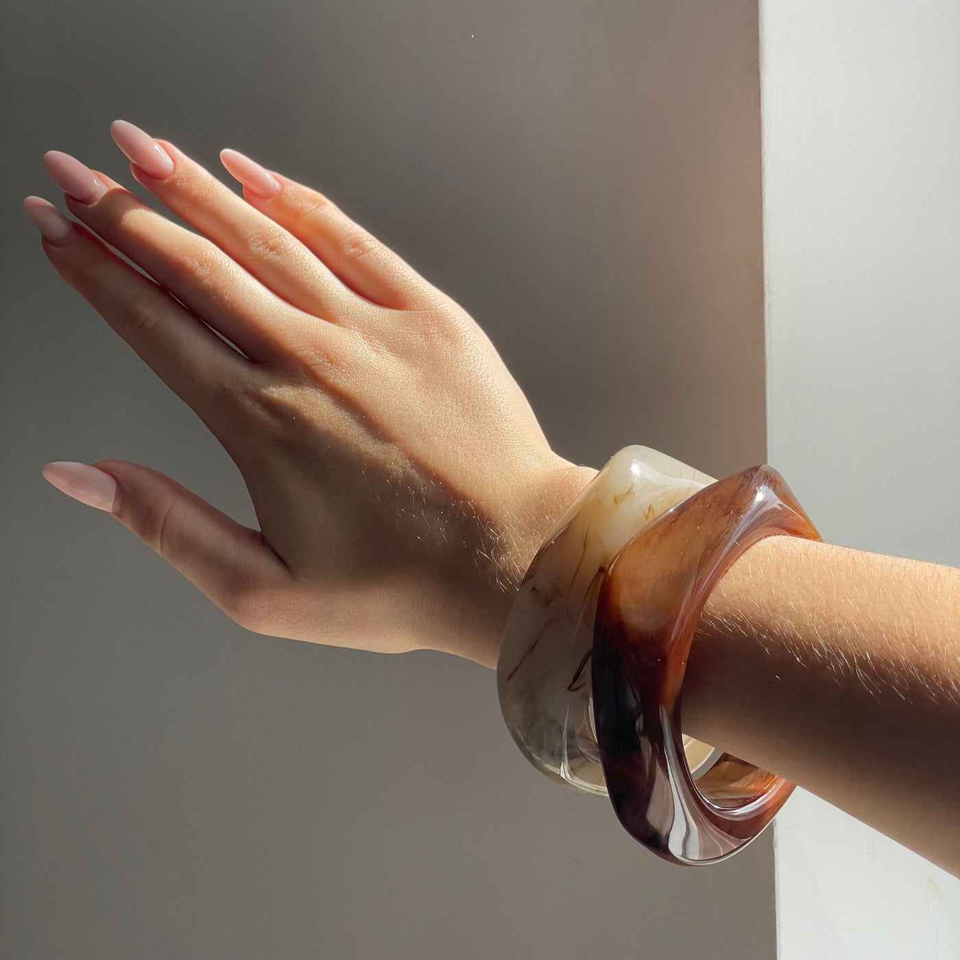 Elegantes Beige Armreif – Stilvolles Accessoire für jeden Anlass