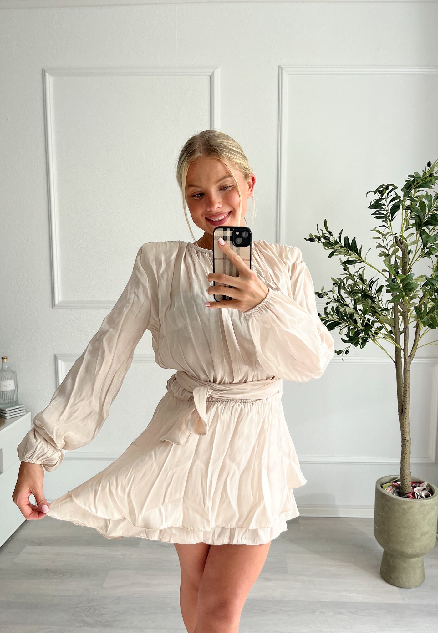 Viskose Kleid mit Bindegürtel