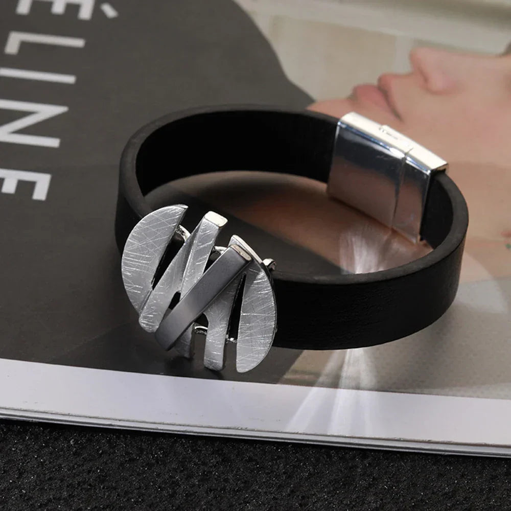 Modisches Damen Armband mit Magnetverschluss aus Leder und Metall