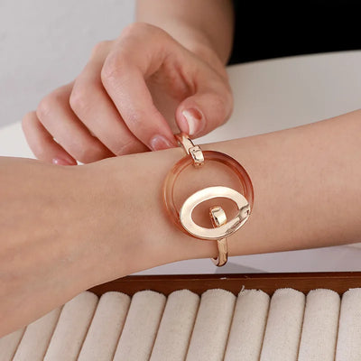 Elegantes Golden Damen Armreif mit Haken-Verschluss