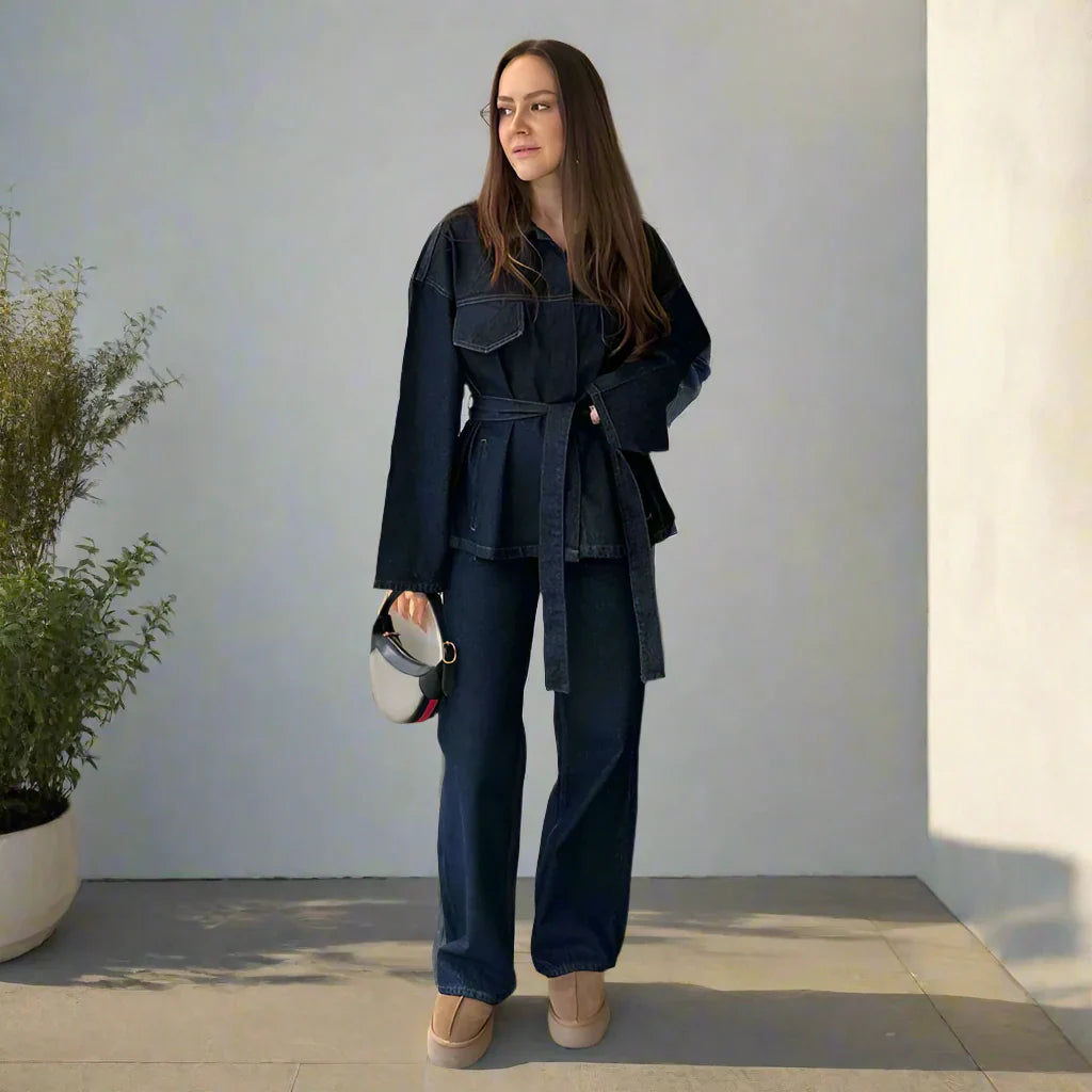 Elegante Damen Jeans-Kombination mit weitem Bein und langer Jacke