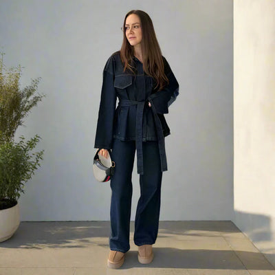 Elegante Damen Jeans-Kombination mit weitem Bein und langer Jacke
