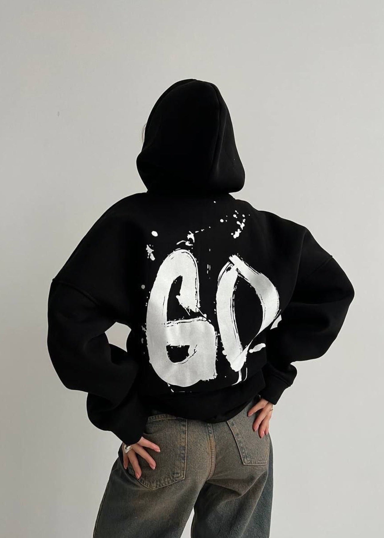 Oversized Hoodie mit abstraktem Rückendruck – Urban, Cozy & Ausdrucksstark