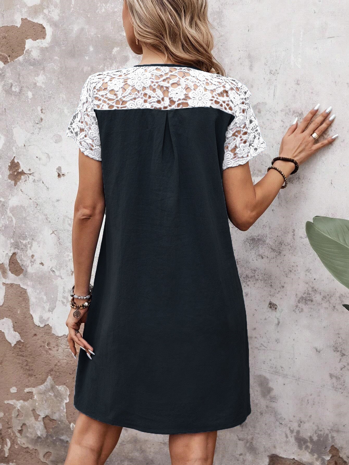 Damen Etuikleid mit eleganten Häkelärmel und Knopfdetails Fudus