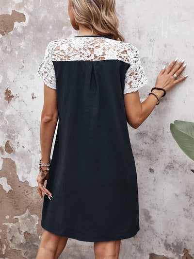 Damen Etuikleid mit eleganten Häkelärmel und Knopfdetails Fudus