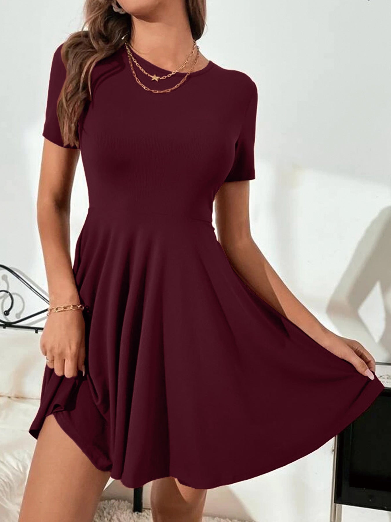 Damen Kurzärmliges Sommerkleid mit schmeichelndem Schnitt und Rippstruktur Fudus