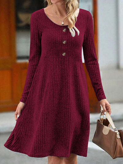 Damen Strickkleid mit knopfverziertem Rundhalsausschnitt und ausgestelltem Saum Fudus