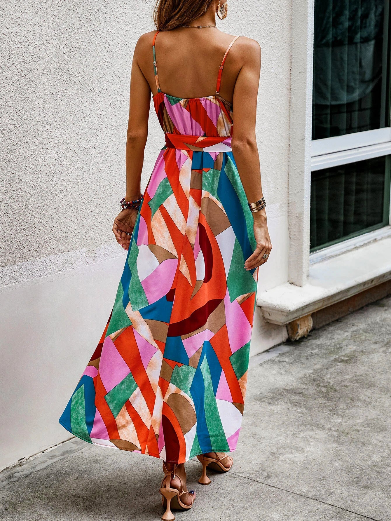 Damen asymmetrisches Maxikleid mit buntem geometrischem Design und tiefer Schlitz Fudus