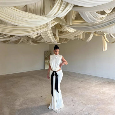 Damen Maxikleid mit elegantem Drapierungsdetail und kontrastierendem Taillengürtel Fudus