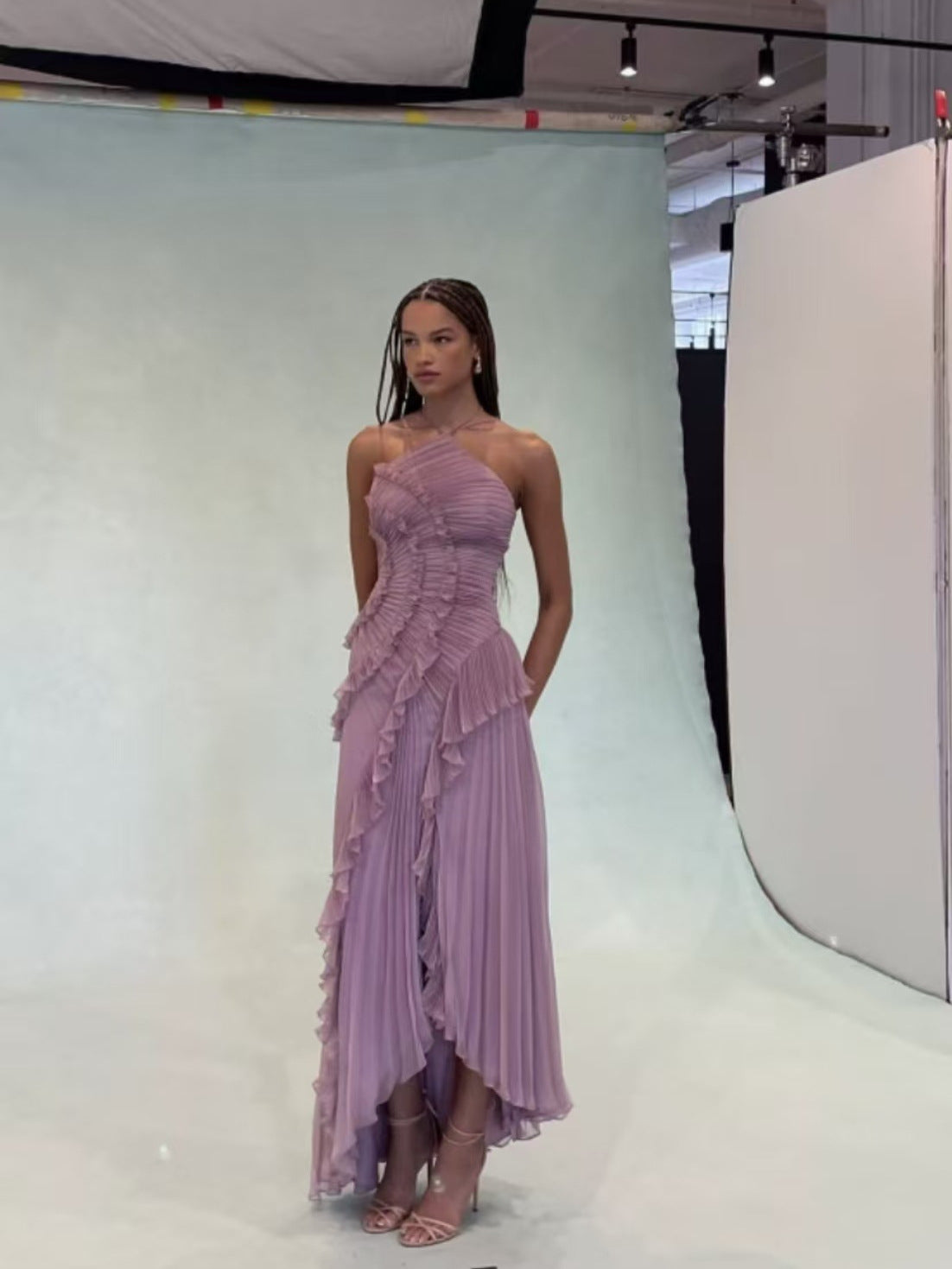 Damen Plissee-Kleid mit asymmetrischem Schnitt und Rüschen Fudus