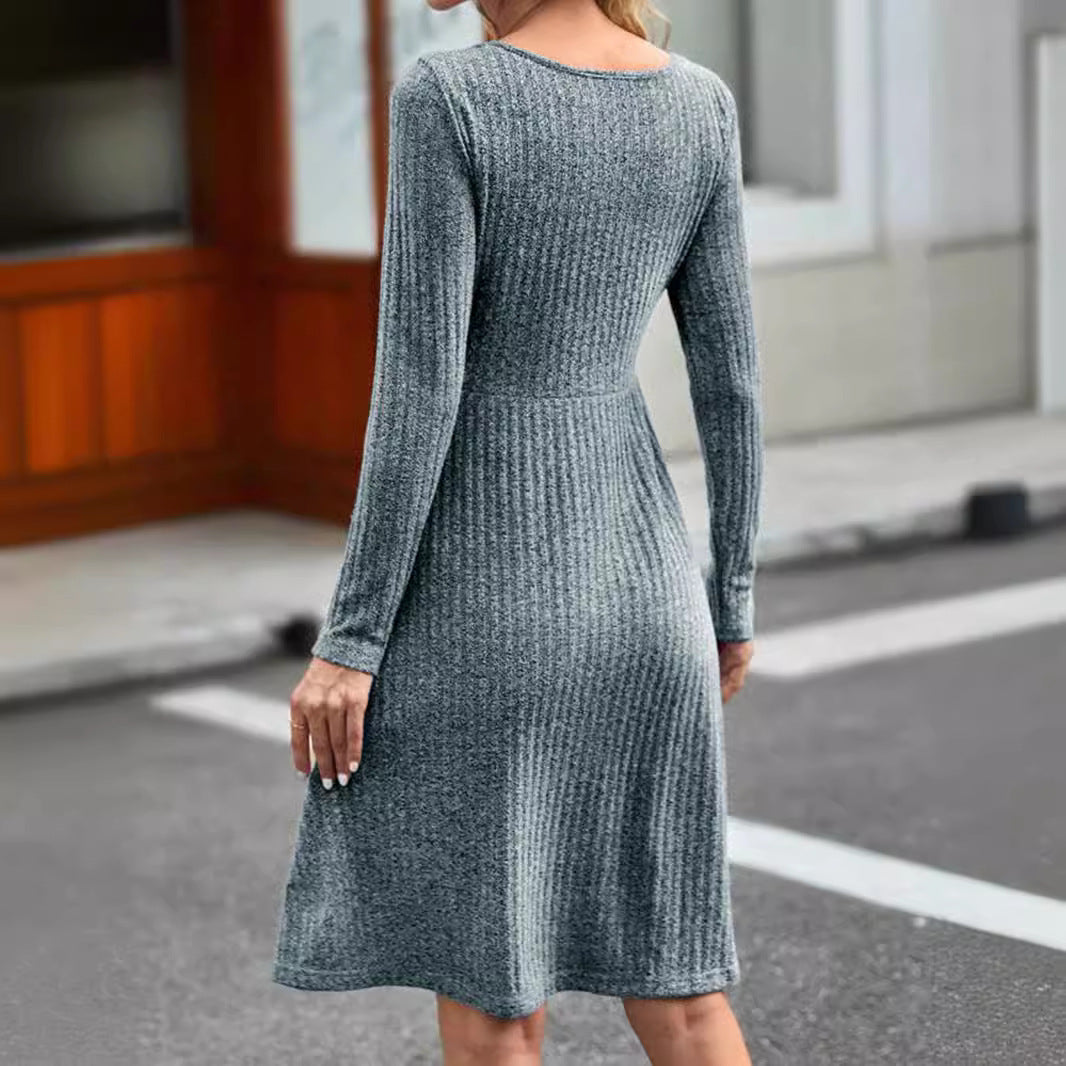 Damen Strickkleid mit knopfverziertem Rundhalsausschnitt und ausgestelltem Saum Fudus