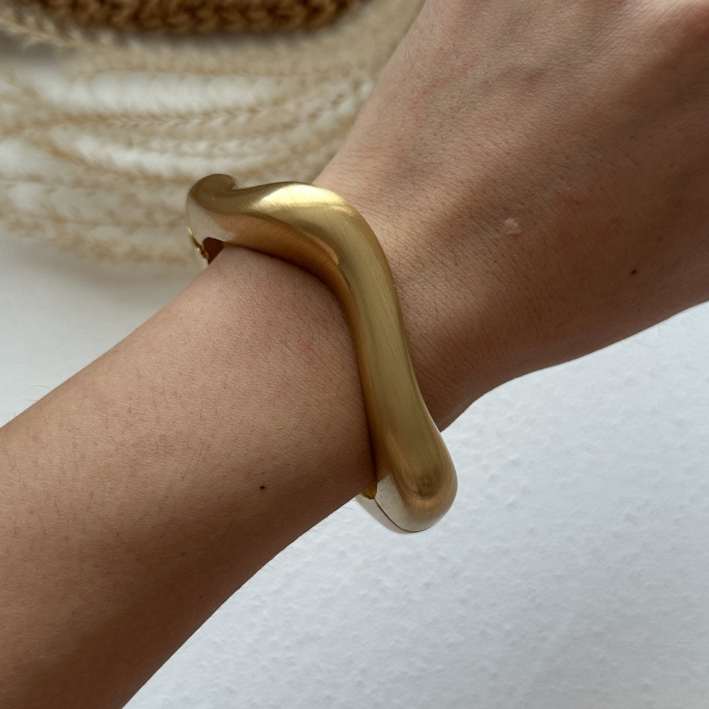 Ensley Unkonventionelle Luxusarmband Mit Asymmetrischem Design Und Eleganter Oberflächenbeschichtung