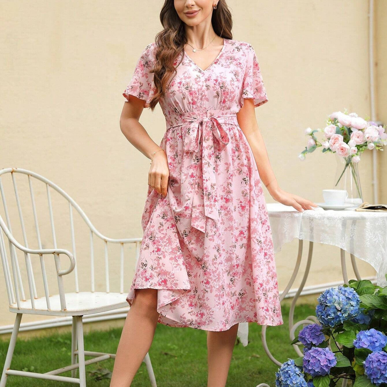 Damen Blumenkleid mit V-Ausschnitt und tailliertem Bindegürtel Fudus