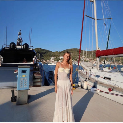 Damen Maximales Netzkleid mit voluminösem Saum und raffinierten Details Fudus